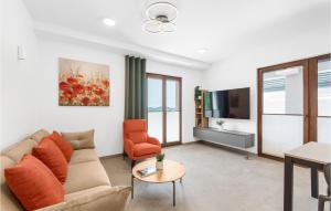 una sala de estar con un sofá y una mesa en 4 Bedroom Amazing Home In Kadumi, en Kadumi