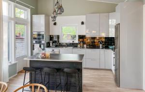 Η κουζίνα ή μικρή κουζίνα στο 3 Bedroom Cozy Home In Arboga