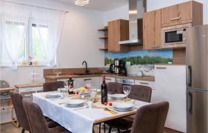 Kuchnia lub aneks kuchenny w obiekcie Lovely Home In Labin With Wifi