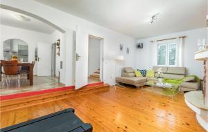 una sala de estar con un sofá y una mesa en Holiday Home Gajana Gajana, en Gajana