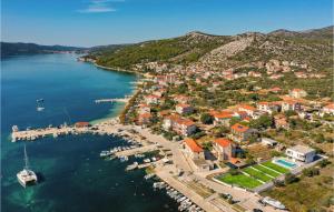 une vue aérienne d'une petite ville à côté d'un plan d'eau dans l'établissement Beautiful Home In Seget Vranjica, à Seget Vranjica 42 autres photos