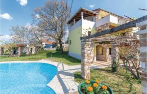 Bazén v ubytování Two-Bedroom Apartment In Veli Jezenj nebo v jeho okolí
