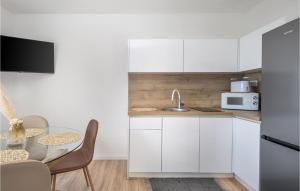 Kuchyňa alebo kuchynka v ubytovaní Cozy Apartment In Dramalj With Wifi