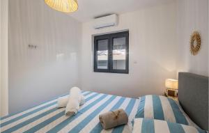 Posteľ alebo postele v izbe v ubytovaní Cozy Apartment In Dramalj With Wifi