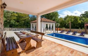 Πισίνα στο ή κοντά στο Awesome Home In Gostinjac With Kitchen +26 φωτογραφίες