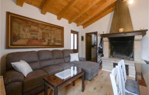 salon z kanapą i kominkiem w obiekcie Stunning Home In Trosti w mieście Rojnići