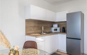 Kuchyňa alebo kuchynka v ubytovaní Cozy Apartment In Dramalj With Wifi