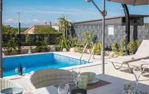 Bazén v ubytovaní Ferienhaus - Porec-Radmani alebo v jeho blízkosti