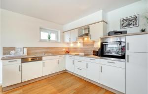 Η κουζίνα ή μικρή κουζίνα στο Stunning Apartment In Dagebüll +23 φωτογραφίες