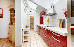 Kuchnia lub aneks kuchenny w obiekcie 2 Bedroom Gorgeous Home In Royan