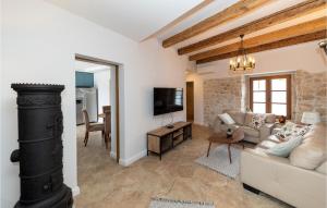 Μια τηλεόραση ή/και κέντρο ψυχαγωγίας στο Gorgeous Home In Bribir With Wifi