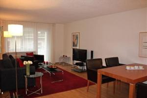 a living room with a couch and a table at Executive 2 BD flat in city center - Hösch 1 in Zürich
