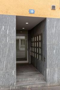 a entrance to a building with a sign that reads at Executive 2 BD flat in city center - Hösch 1 in Zürich +3 photos