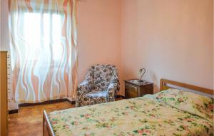 Postel nebo postele na pokoji v ubytování 2 Bedroom Cozy Home In Bagni Di Lucca