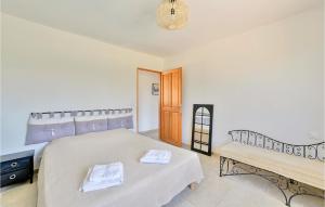 Postel nebo postele na pokoji v ubytování Beautiful Home In Eyragues