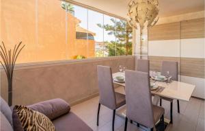 Un comedor con mesa y sillas en Apartment In La Cala De Mijas, en La Cala de Mijas
