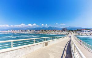 a view of a beach with people and the water at Gorgeous Home In Capezzano Pianore in Capezzano Pianore,