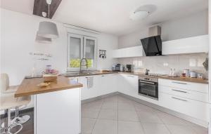 Η κουζίνα ή μικρή κουζίνα στο Cozy Apartment In Skalnica With Wifi