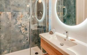 Ένα μπάνιο στο Awesome Apartment In Miedzyzdroje +5 φωτογραφίες