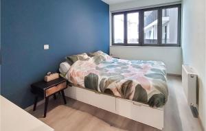 オーステンデにある2 Bedroom Cozy Apartment In Oostendeのベッドと窓のある寝室
