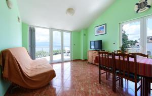 Televisyen dan/atau pusat hiburan di 2 Bedroom Nice Apartment In Ugljan