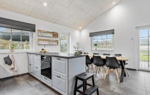 une cuisine et une salle à manger avec une table et des chaises dans l'établissement 3 Bedroom Beautiful Home In Hemmet, à Hemmet