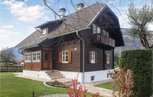 uma pequena casa com um telhado preto em Landhaus Mit Sauna Kleblach em Fellbach