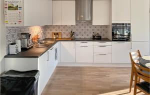 Η κουζίνα ή μικρή κουζίνα στο 2 Bedroom Cozy Apartment In Ålesund +15 φωτογραφίες