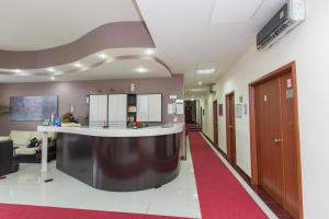 an empty hospital hallway with a red carpet at Sin-Kom Hotel Garni in Pirot