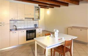 Kuchyň nebo kuchyňský kout v ubytování Beautiful Apartment In Lecce Nei Marsi