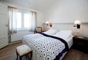 a bedroom with a large bed and a window at Erzscheidergaarden Hotell in Røros