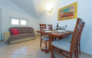 Posezení v ubytování Two-Bedroom Apartment In Vodice + 11 fotografií