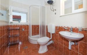 Koupelna v ubytování Two-Bedroom Apartment In Vodice