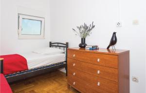 Postel nebo postele na pokoji v ubytování Two-Bedroom Apartment In Vodice