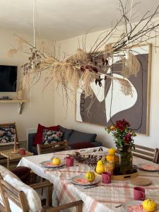 ein Esszimmer mit einem Tisch und Obst darauf in der Unterkunft Kuca Oste in Banja Luka + 2 Fotos