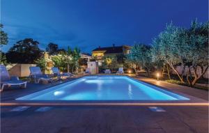 Bazén v ubytovaní Six-Bedroom Holiday Home In Sv, Filip I Jakov alebo v jeho blízkosti