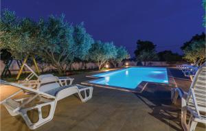 Bazén v ubytovaní Six-Bedroom Holiday Home In Sv, Filip I Jakov alebo v jeho blízkosti