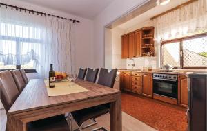 Kuchyňa alebo kuchynka v ubytovaní Six-Bedroom Holiday Home In Sv, Filip I Jakov