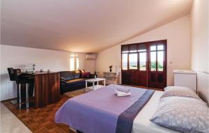 Posteľ alebo postele v izbe v ubytovaní Six-Bedroom Holiday Home In Sv, Filip I Jakov