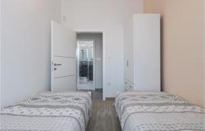 Postel nebo postele na pokoji v ubytování Four-Bedroom Holiday Home In Vodnjan