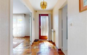 ein Flur mit einer roten Tür und einem Fliesenboden in der Unterkunft 2 Bedroom Cozy Home In Royan in Royan