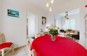 Część wypoczynkowa w obiekcie 2 Bedroom Gorgeous Home In Royan