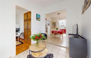 Kuchnia lub aneks kuchenny w obiekcie 2 Bedroom Gorgeous Home In Royan