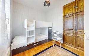 Łóżko lub łóżka w pokoju w obiekcie 2 Bedroom Gorgeous Home In Royan