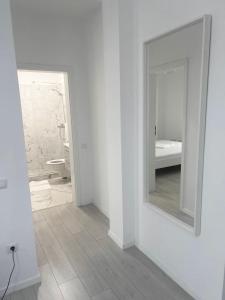 オトペニにあるResidence Toscana#9 Newの鏡とバスルーム付きの白い部屋