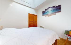 Łóżko lub łóżka w pokoju w obiekcie 2 Bedroom Gorgeous Home In Royan