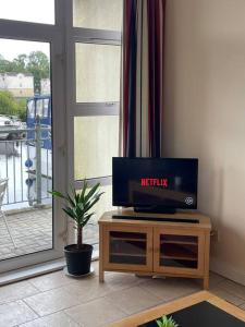 TV a/nebo společenská místnost v ubytování Centrally Located Carrick on Shannon Shore Side Apartment + 33 fotografií