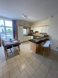 Kuchyň nebo kuchyňský kout v ubytování Centrally Located Carrick on Shannon Shore Side Apartment