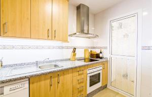 Kuchyň nebo kuchyňský kout v ubytování 2 Bedroom Cozy Apartment In Sabinillas