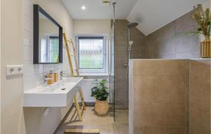 Ένα μπάνιο στο Nice Home In Kerkdriel With Kitchen +22 φωτογραφίες
